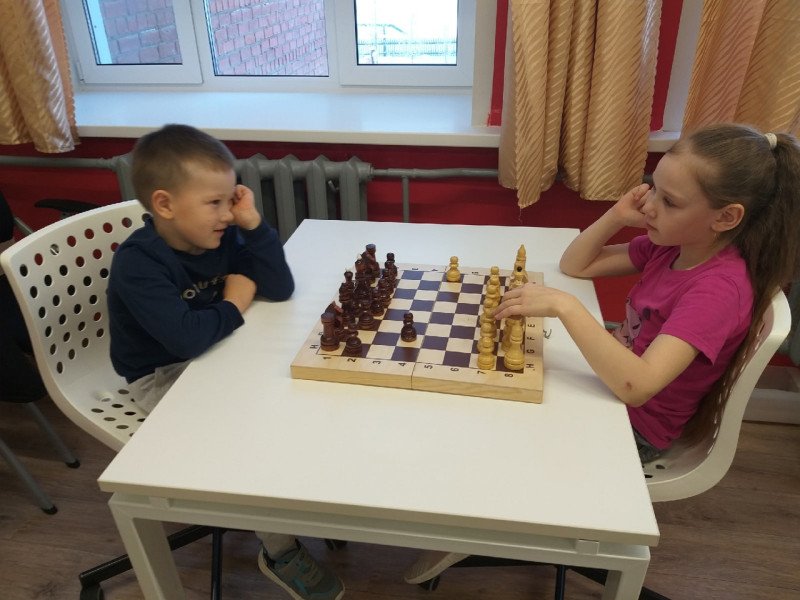1 класс учится играть в шахматы.