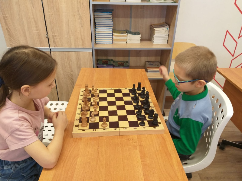 1 класс учится играть в шахматы.